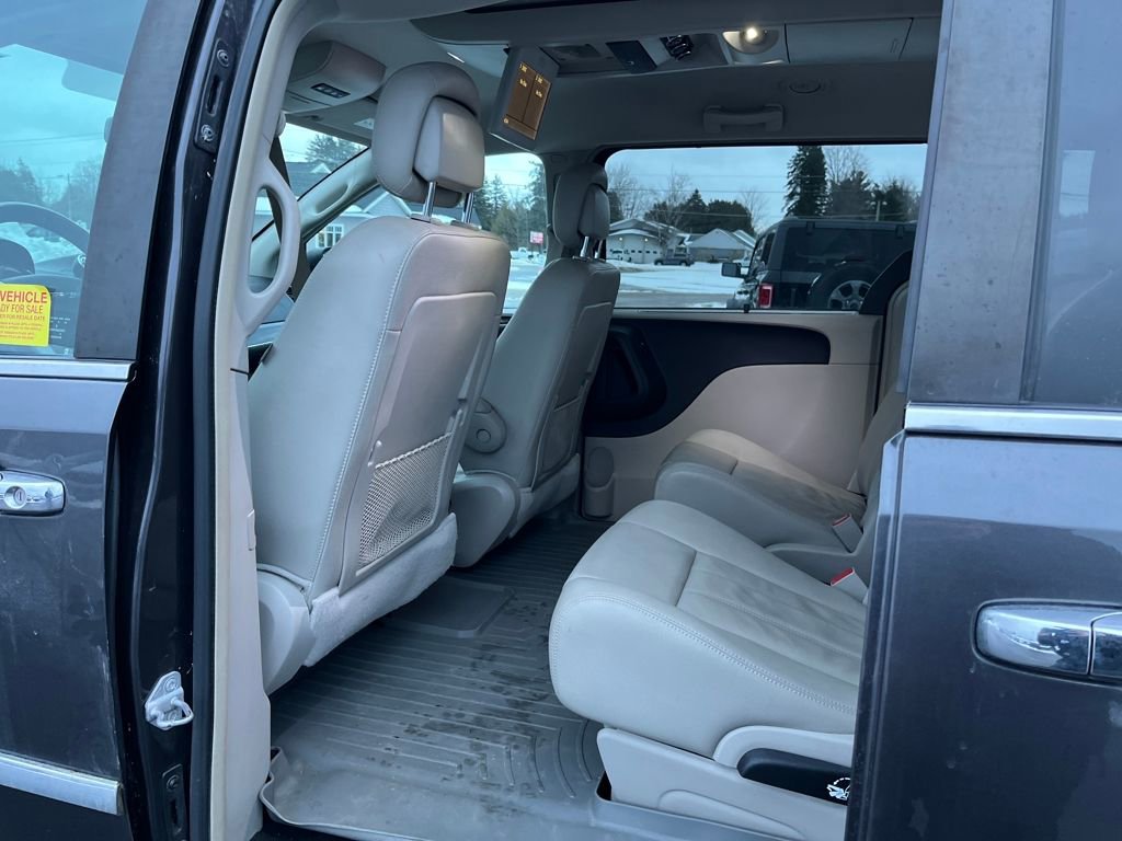 Used 2016 Chrysler Town & Country Touring w/ Driver Convenience Group image 25