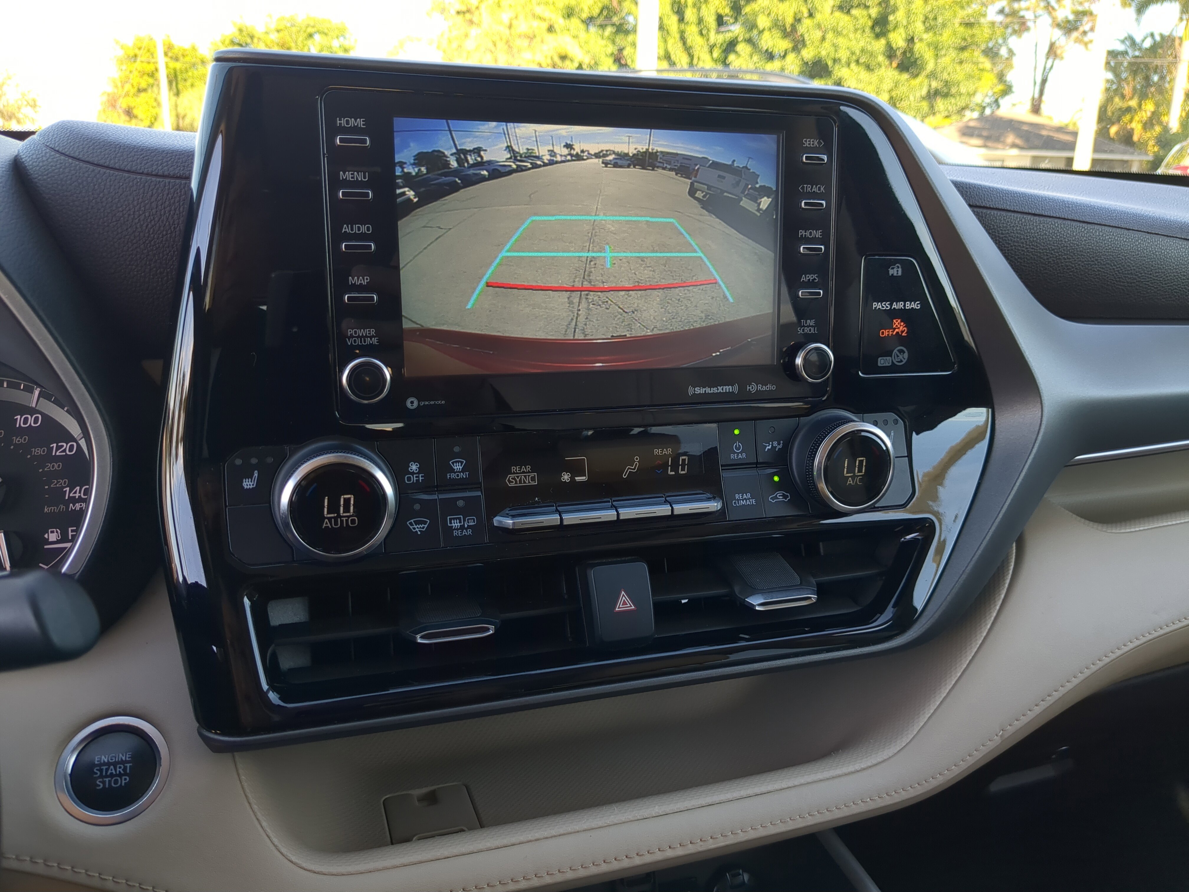 Used 2020 Toyota Highlander XLE image 23