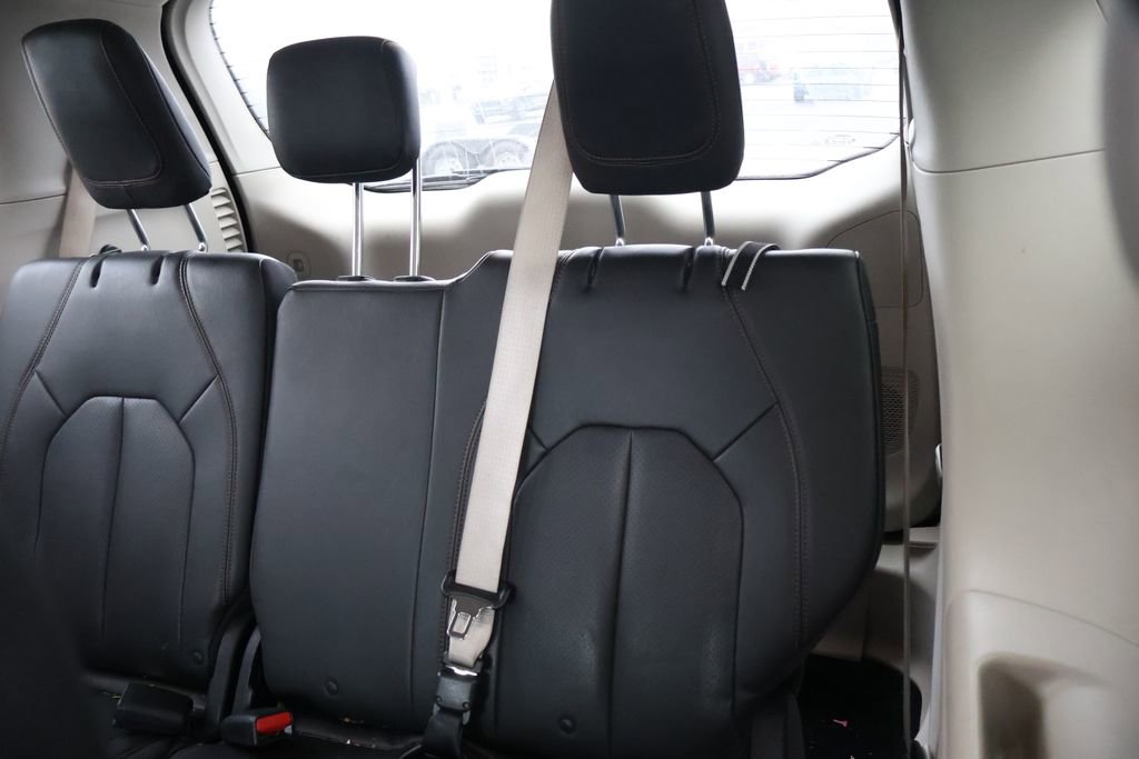 Used 2017 Chrysler Pacifica Touring-L Plus w/ Tire & Wheel Group image 30