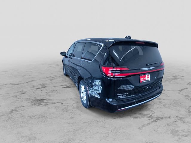 Used 2024 Chrysler Pacifica Touring-L image 8