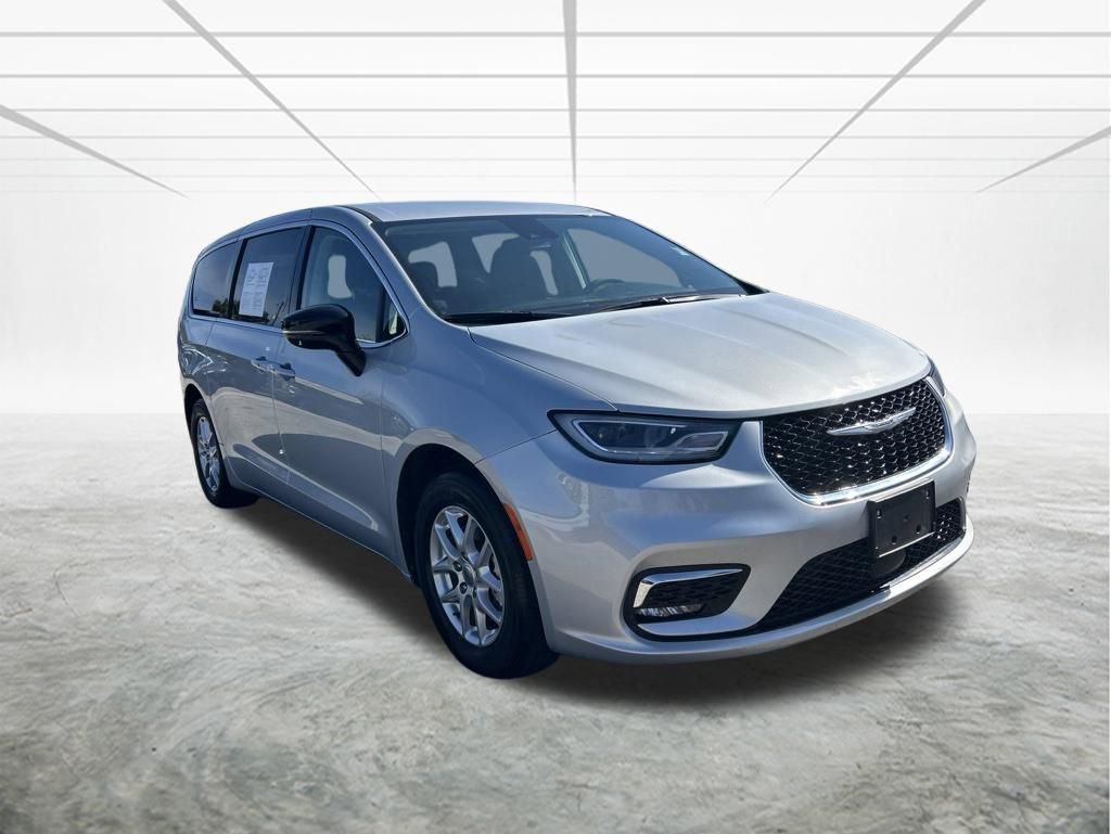 Used 2024 Chrysler Pacifica Touring-L FWD image 2