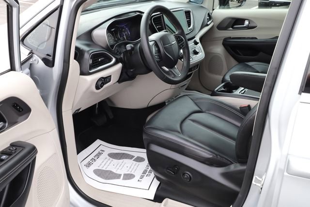 Used 2024 Chrysler Pacifica Touring-L FWD image 12