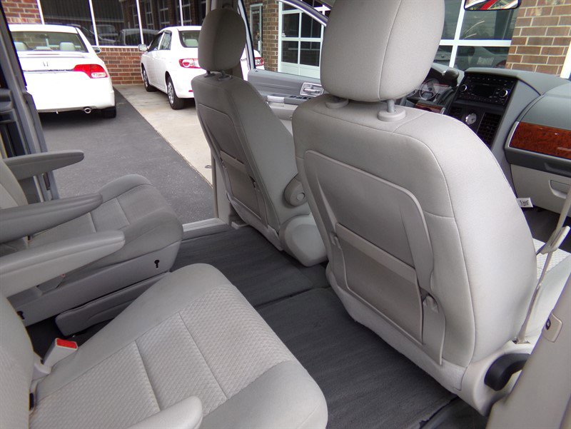 Used 2008 Chrysler Town & Country Touring FWD image 26