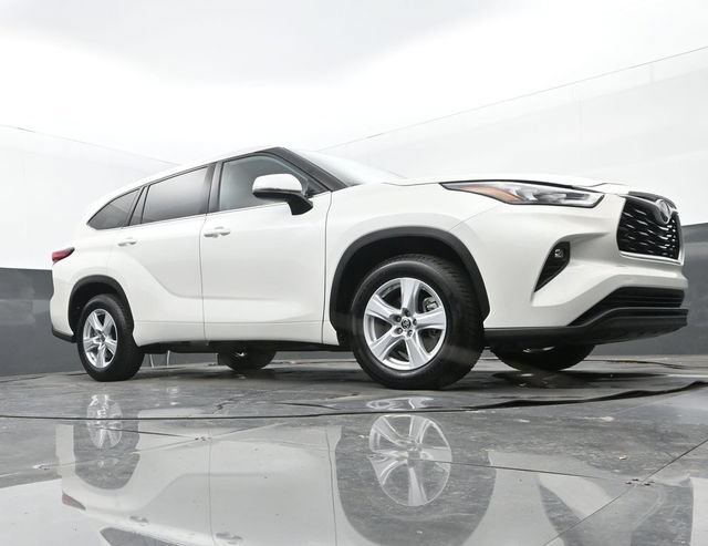 Used 2020 Toyota Highlander LE FWD image 25