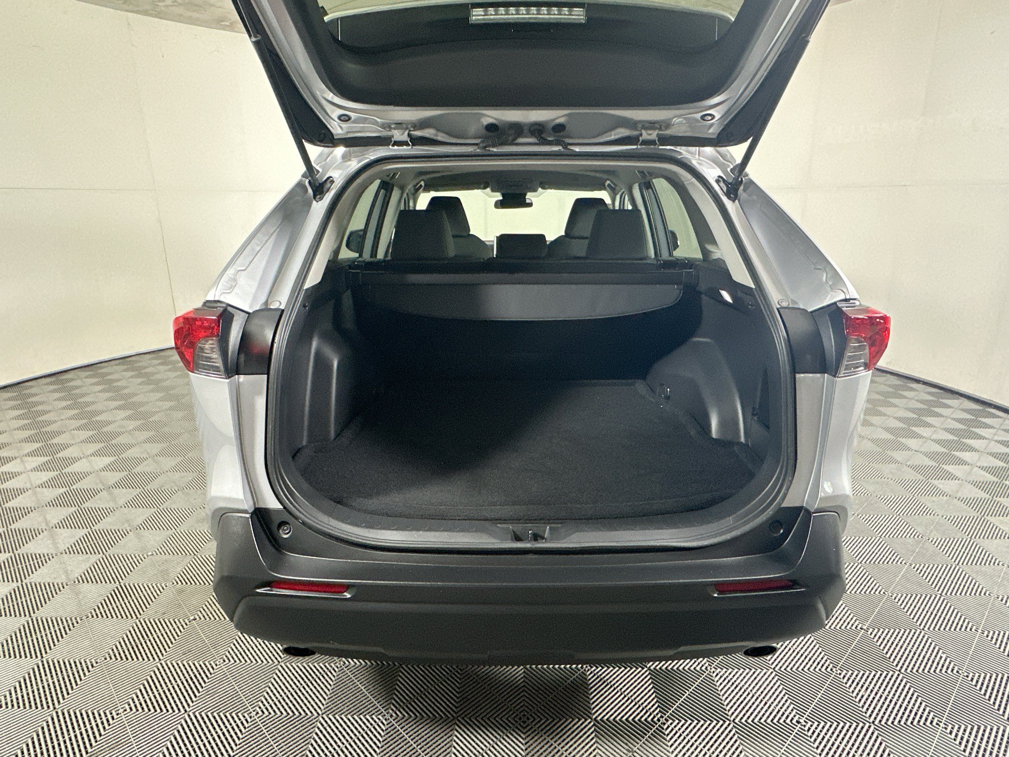 Used 2023 Toyota RAV4 XLE FWD image 31