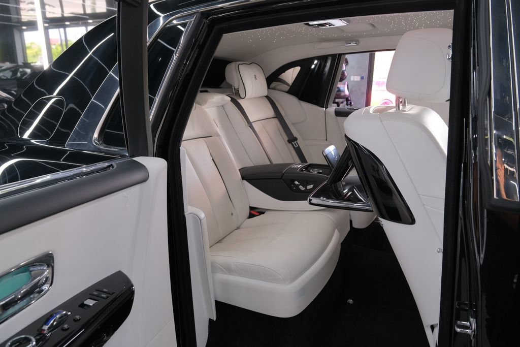 Used 2022 Rolls-Royce Phantom Sedan w/ The Phantom Package RWD image 18