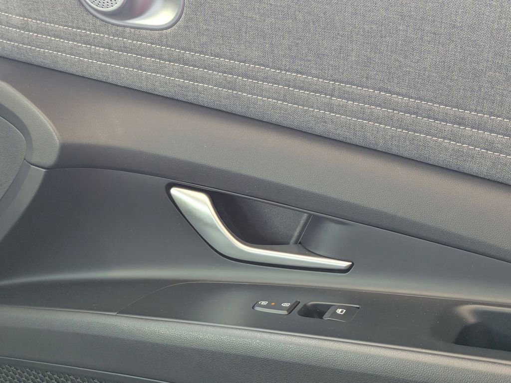 Used 2025 Hyundai Elantra Limited FWD image 34