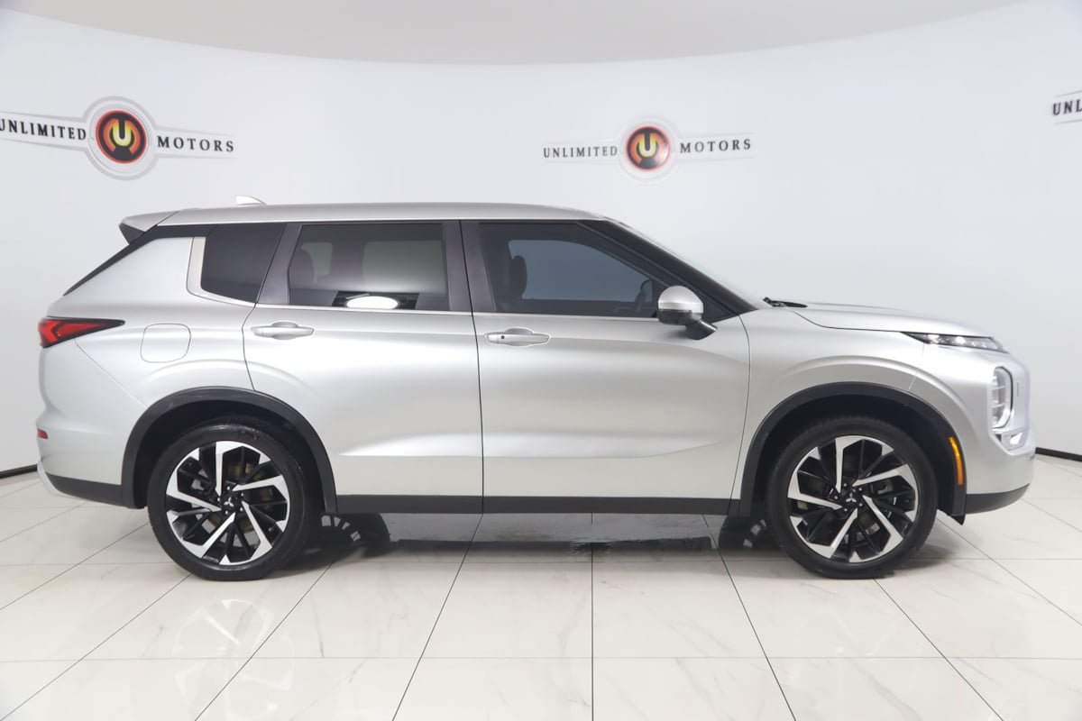 Used 2024 Mitsubishi Outlander SE AWD/4WD image 2