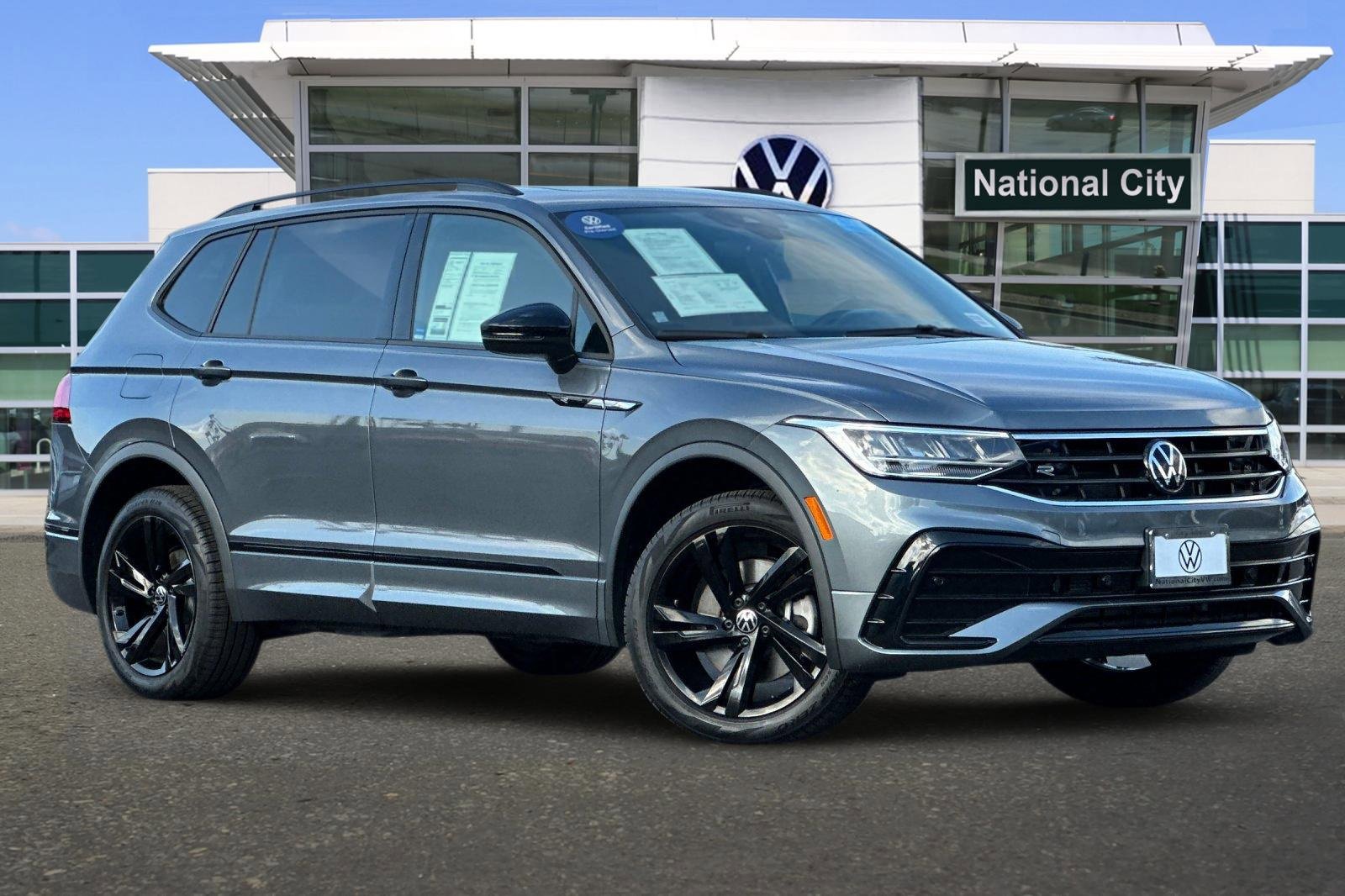 Certified 2024 Volkswagen Tiguan SE R-Line image 2