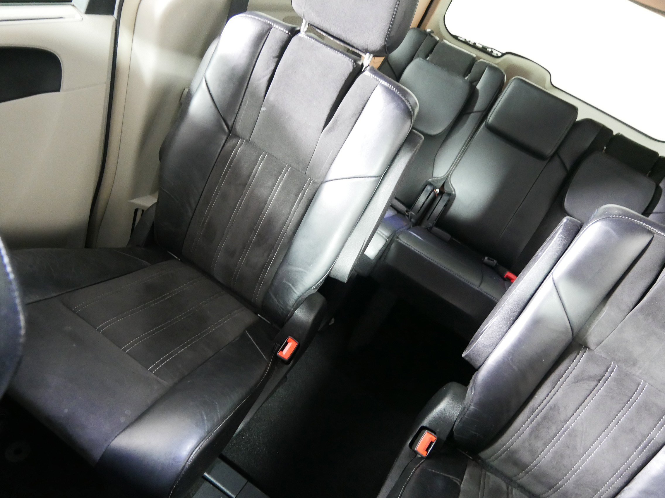 Used 2014 Chrysler Town & Country Touring-L image 12