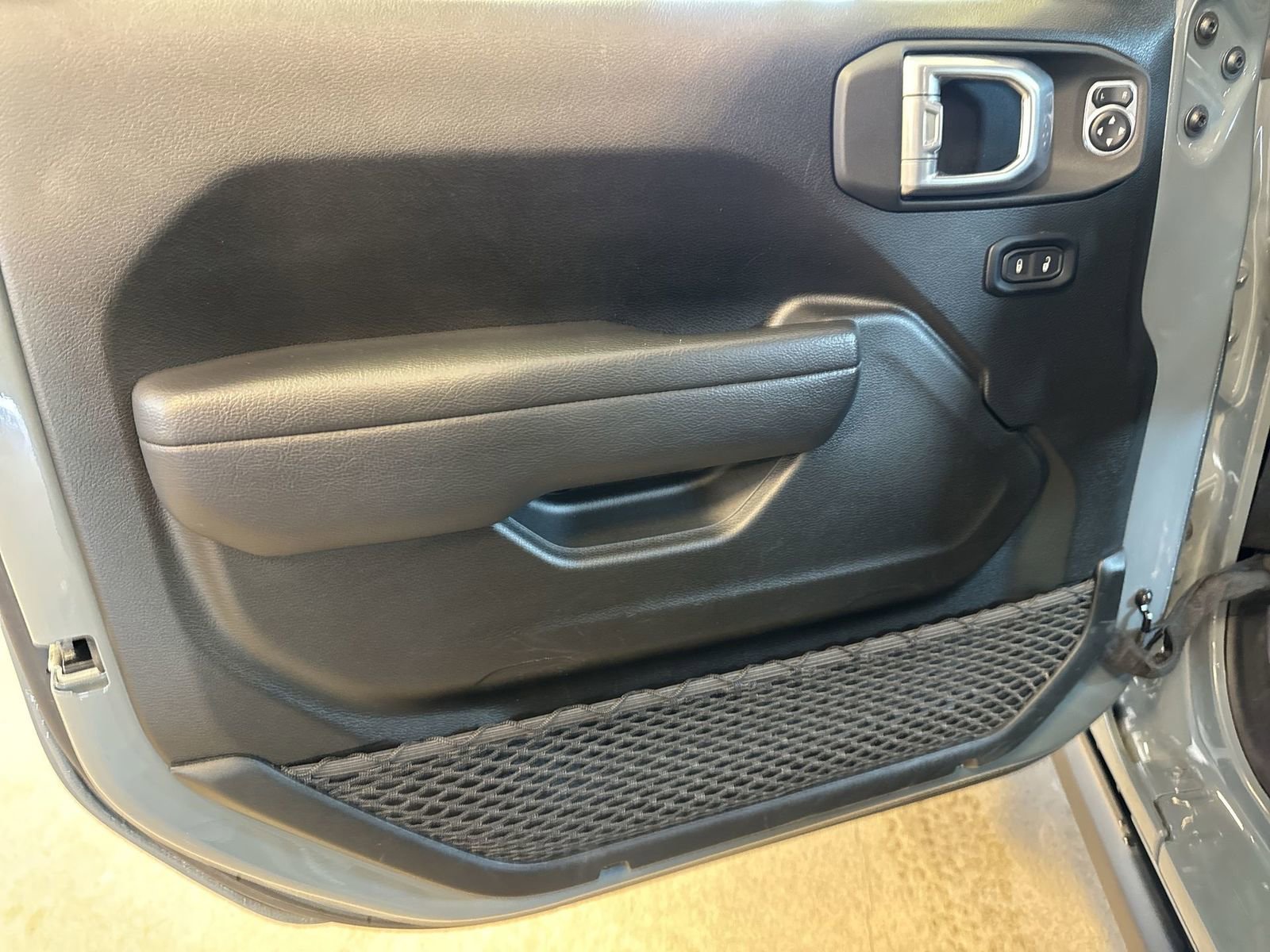 Used 2025 Jeep Wrangler Rubicon image 18