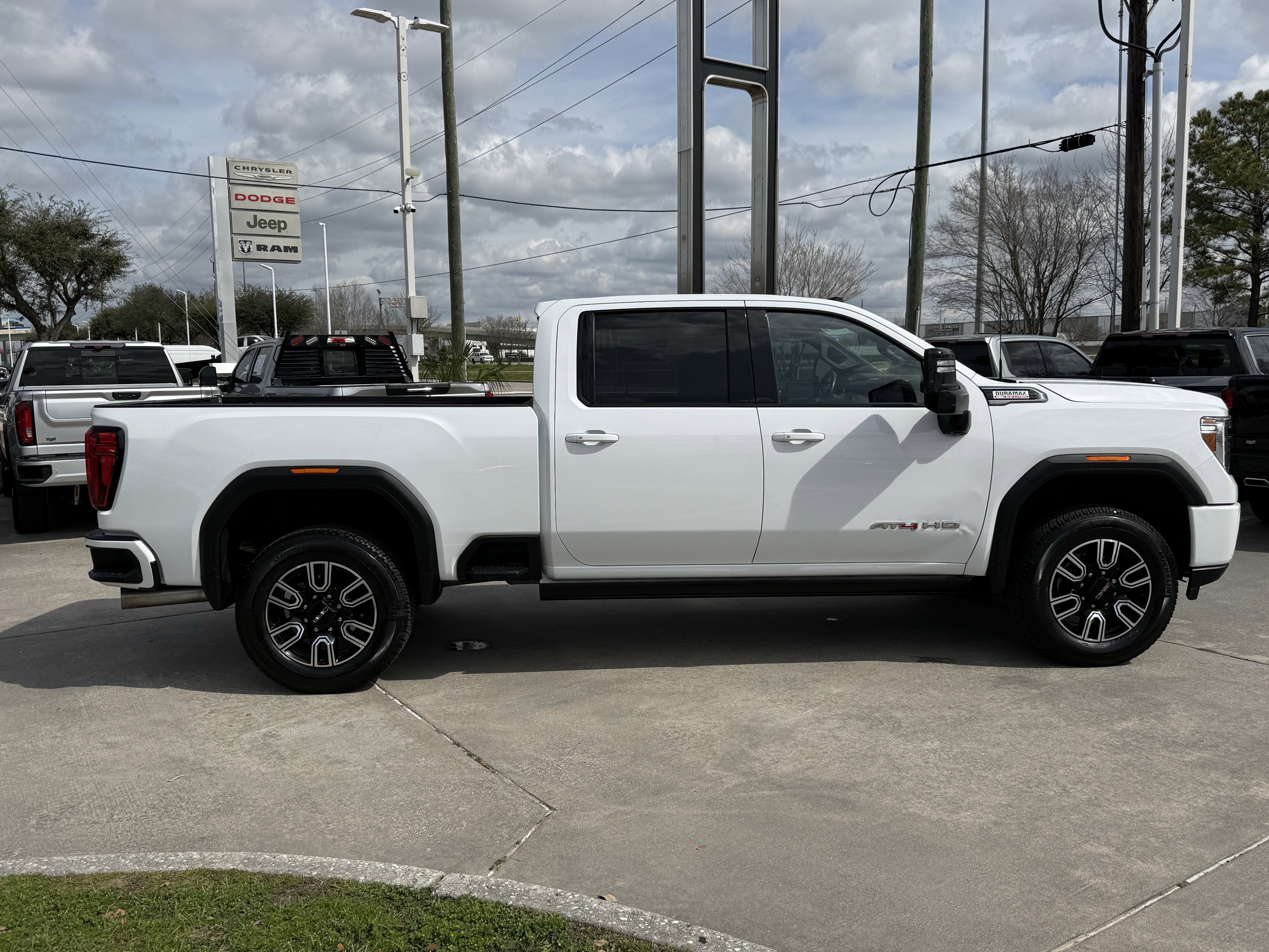 Used 2022 GMC Sierra 2500 AT4 w/ AT4 Preferred Package image 3