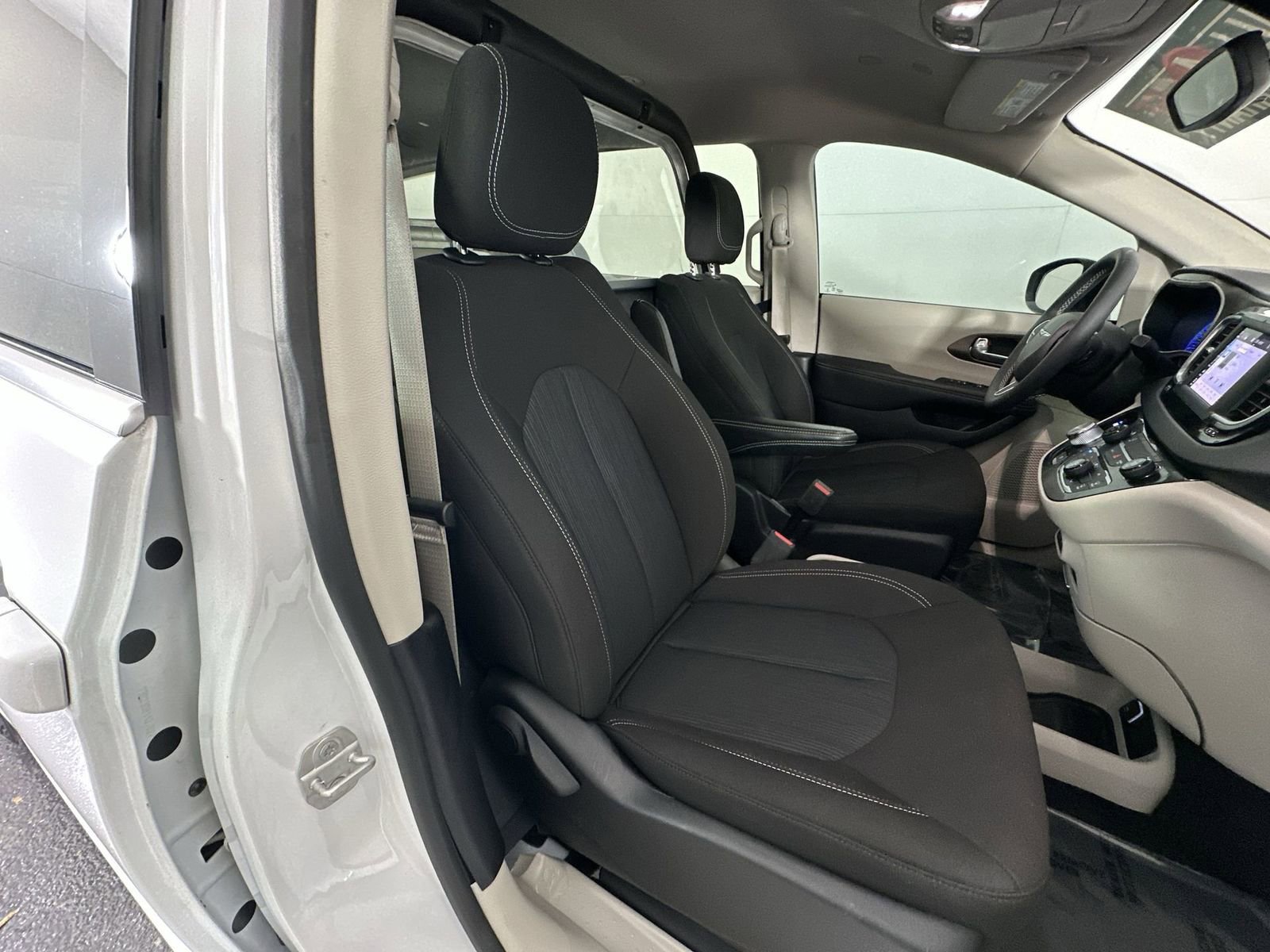 Used 2023 Chrysler Voyager LX FWD image 27