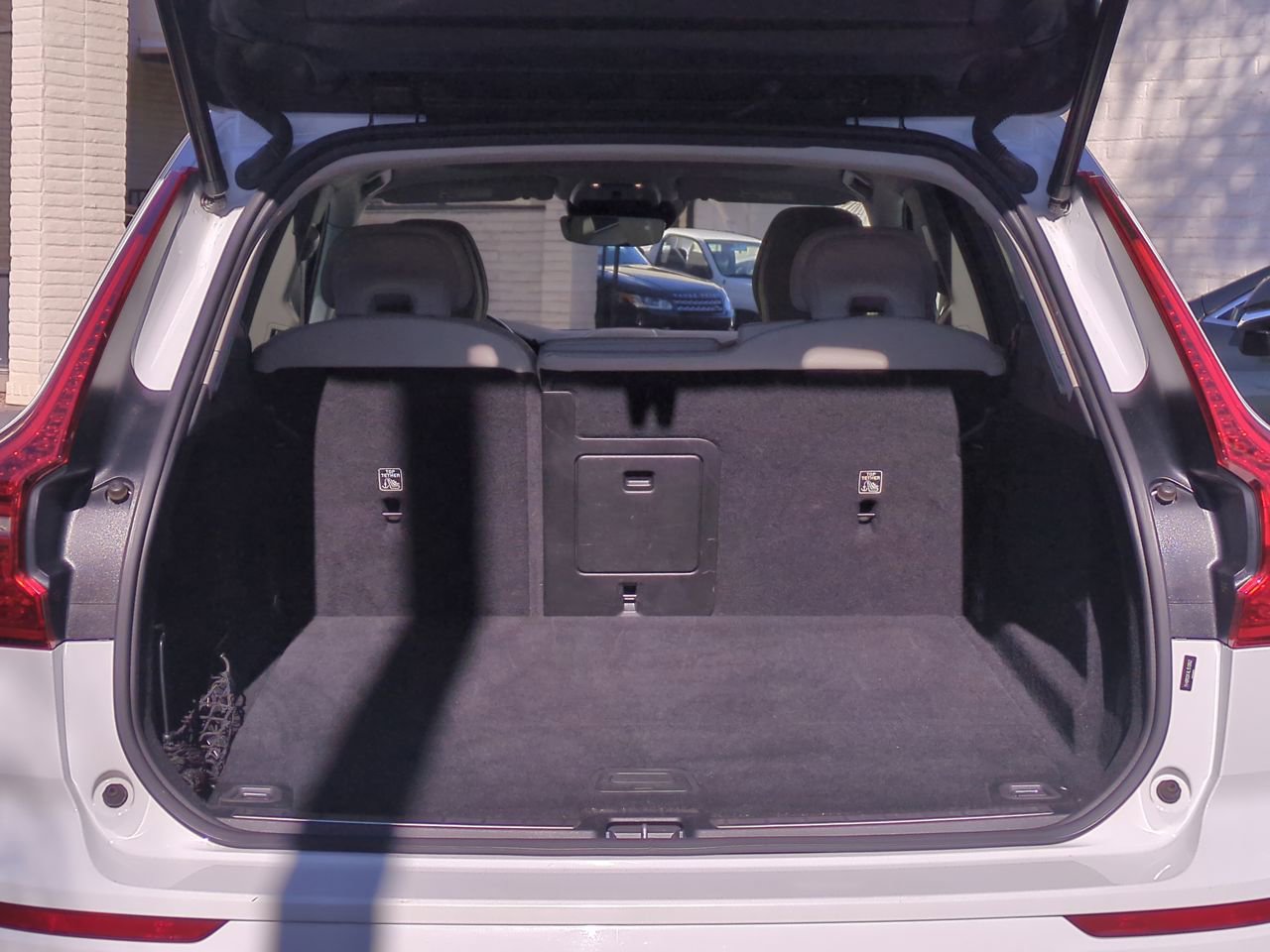 Used 2020 Volvo XC60 T8 Momentum image 31