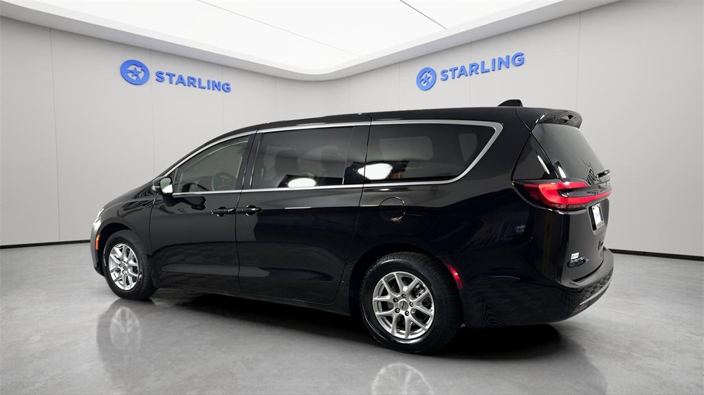 Used 2024 Chrysler Pacifica Touring-L image 4