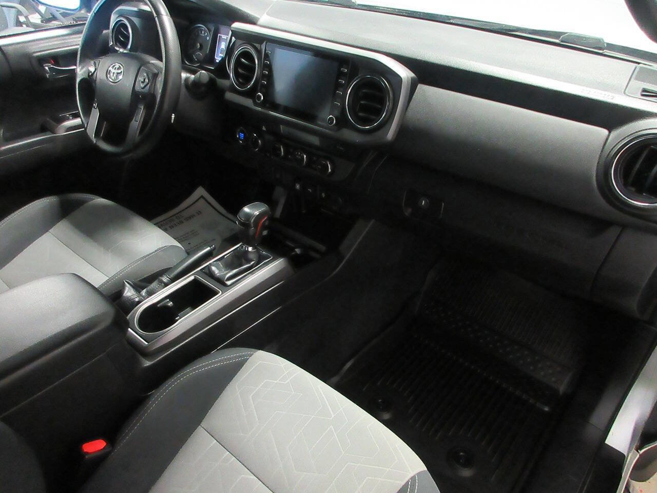 Used 2022 Toyota Tacoma TRD Off-Road AWD/4WD image 19