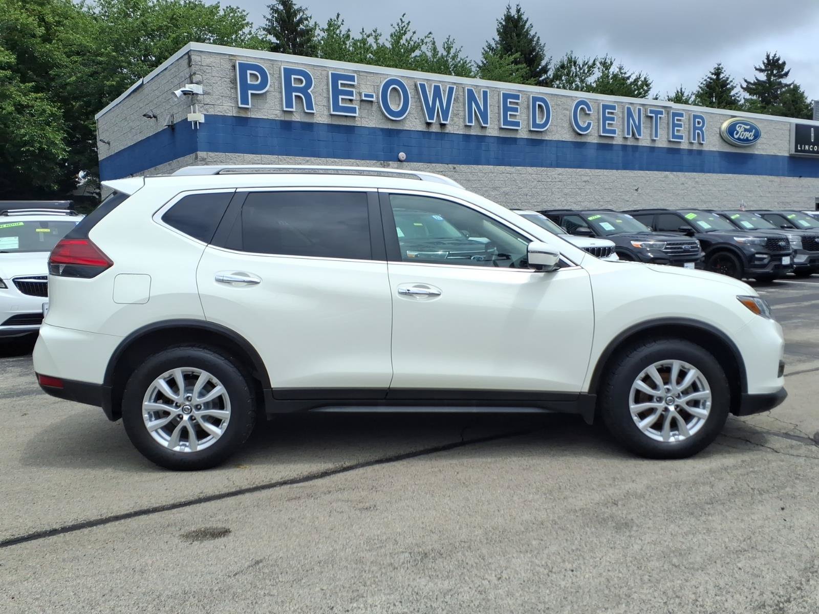 Used 2017 Nissan Rogue SV AWD/4WD image 2