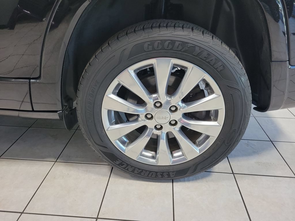 Certified 2018 Jeep Cherokee Overland w/ Technology Group AWD/4WD image 47