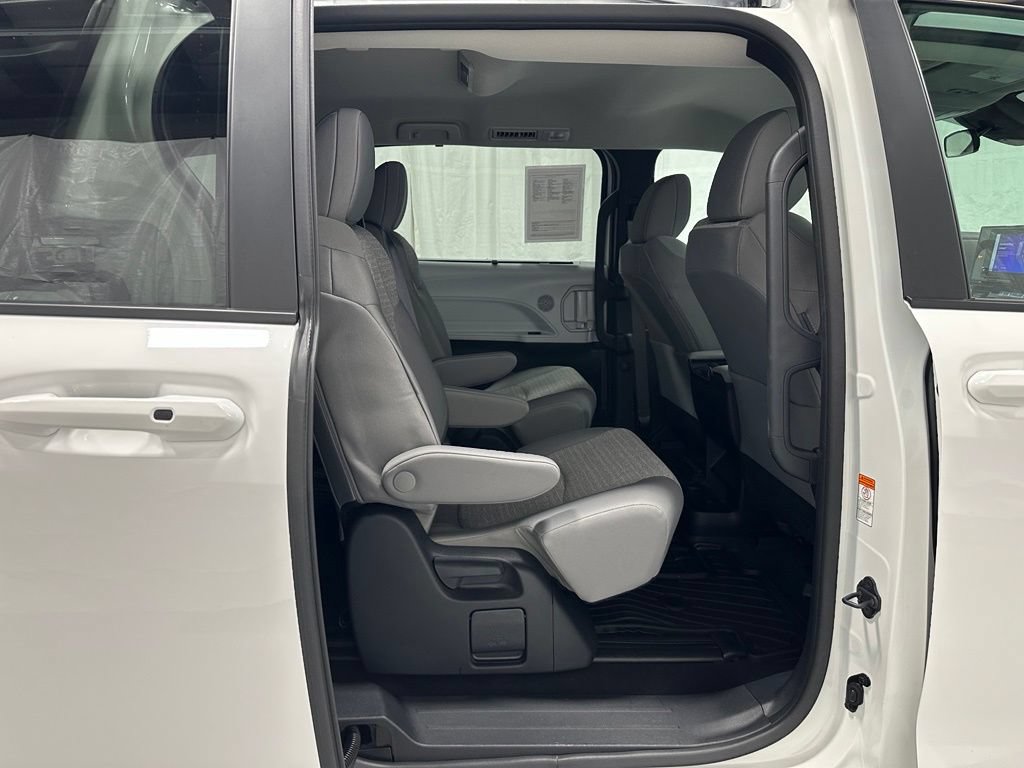 Used 2025 Toyota Sienna LE FWD image 50