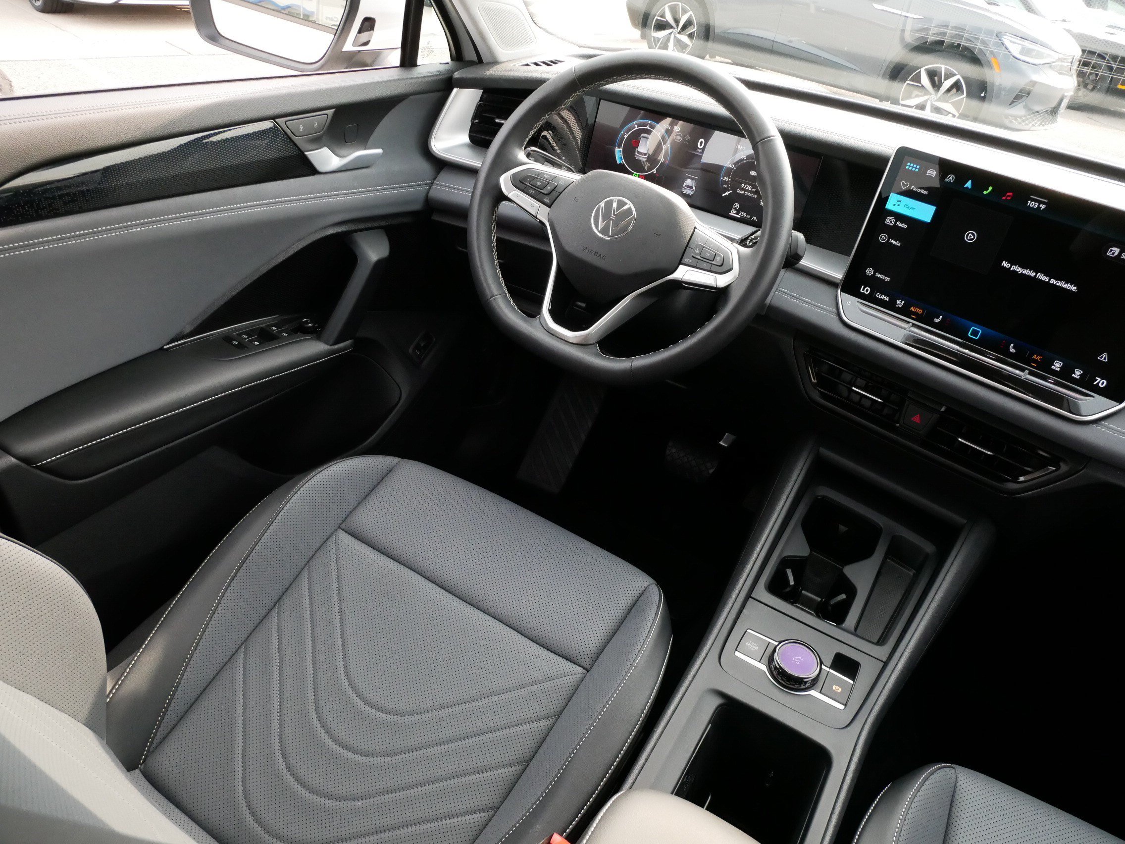 Used 2025 Volkswagen Tiguan SE w/ Panoramic Sunroof Package AWD/4WD image 9