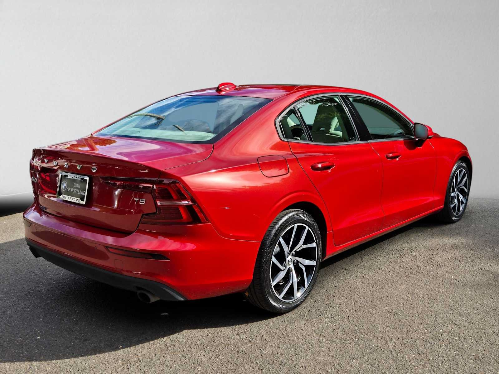 Used 2020 Volvo S60 T5 Momentum w/ Premium Package FWD image 3