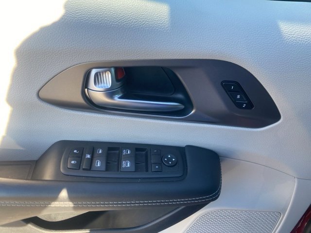 Used 2023 Chrysler Pacifica Touring-L image 12