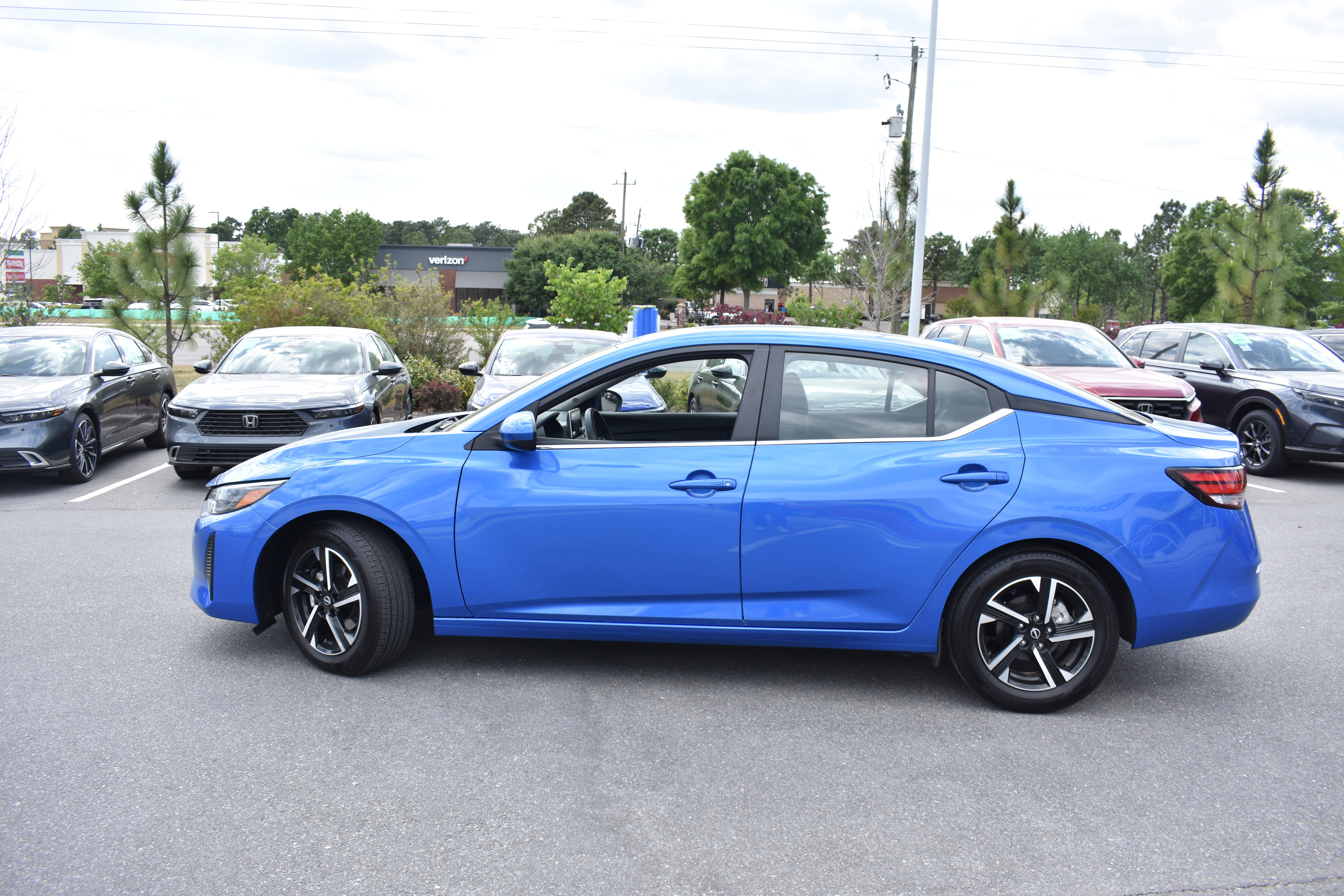 Used 2025 Nissan Sentra SV FWD image 6