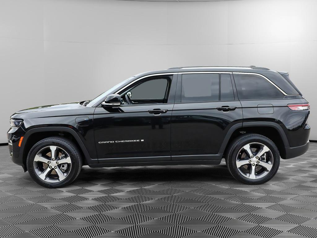 Used 2023 Jeep Grand Cherokee 4WD 4xe image 2