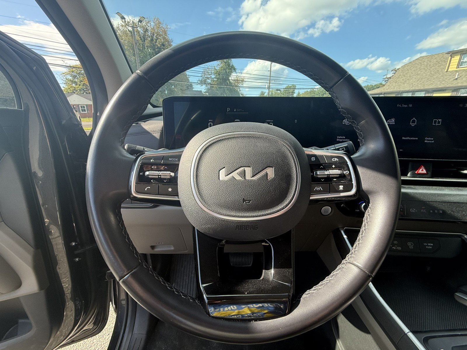 Used 2025 Kia Carnival FWD image 20