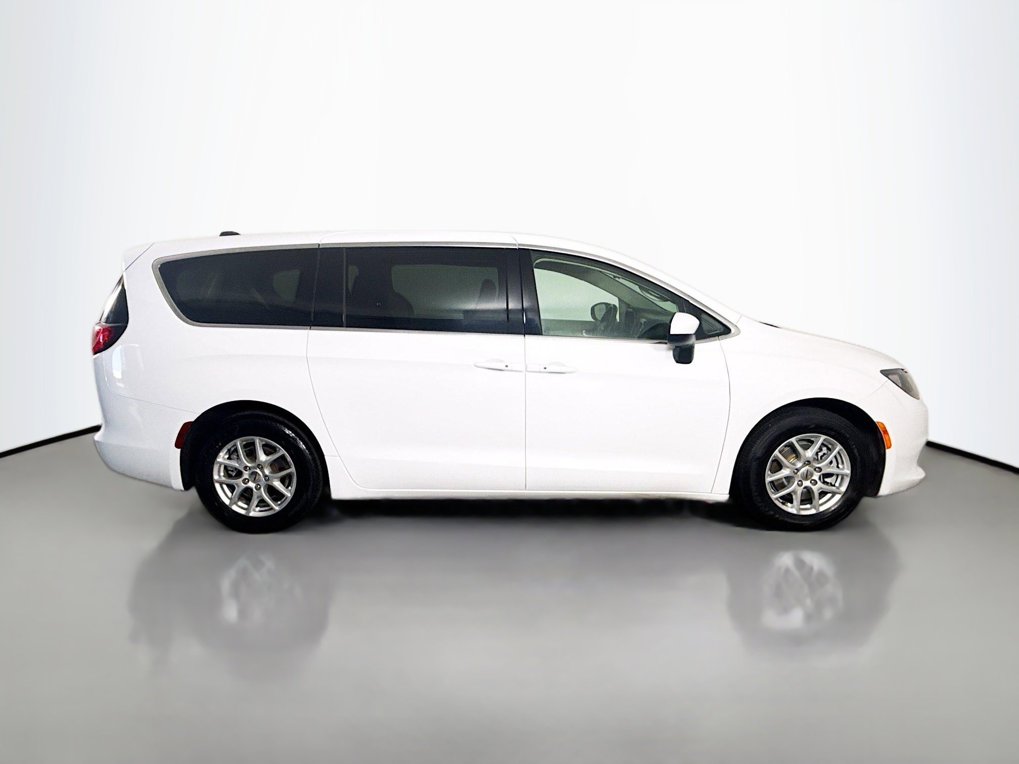 Used 2022 Chrysler Voyager LX FWD image 11