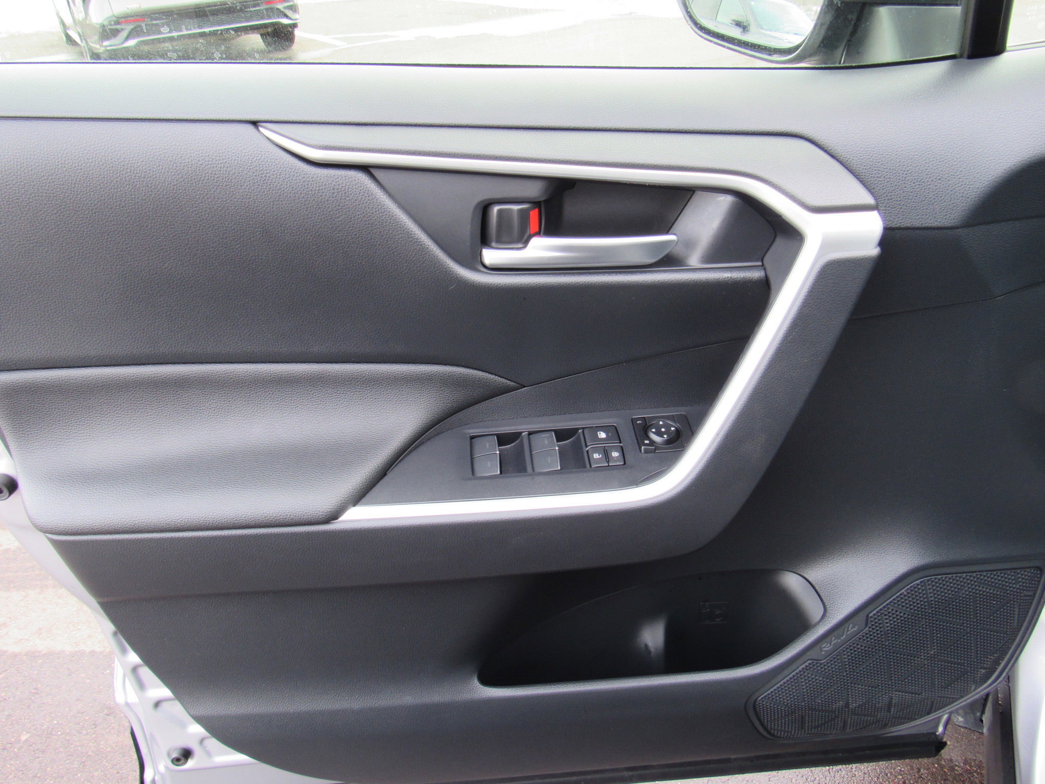 Used 2024 Toyota RAV4 SE image 12