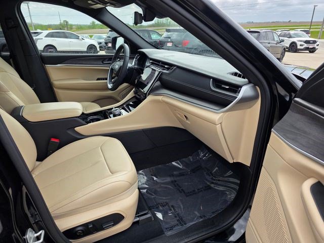 Certified 2023 Jeep Grand Cherokee Limited w/ Luxury Tech Group II AWD/4WD image 18