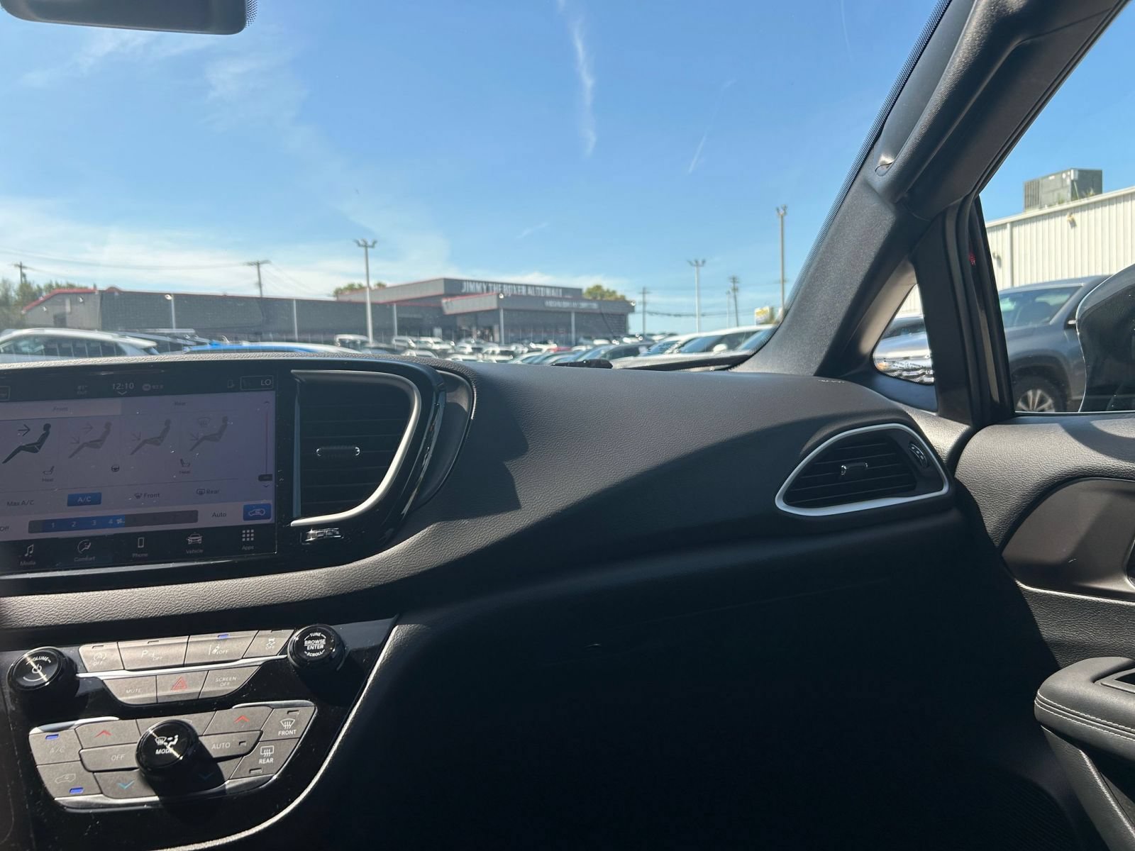 Used 2025 Chrysler Pacifica Select FWD image 32
