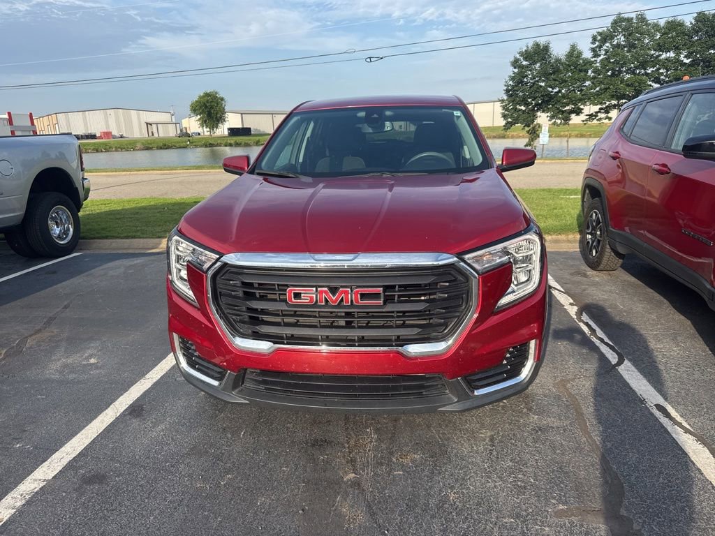 Used 2022 GMC Terrain SLE FWD image 2
