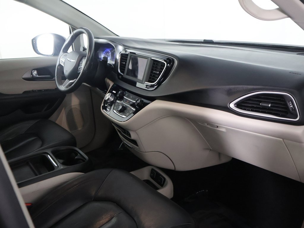 Used 2020 Chrysler Pacifica Touring-L image 25