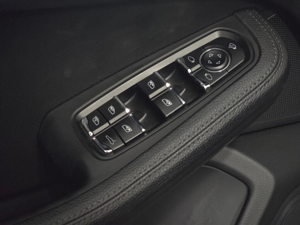 Certified 2024 Porsche Macan AWD/4WD image 32