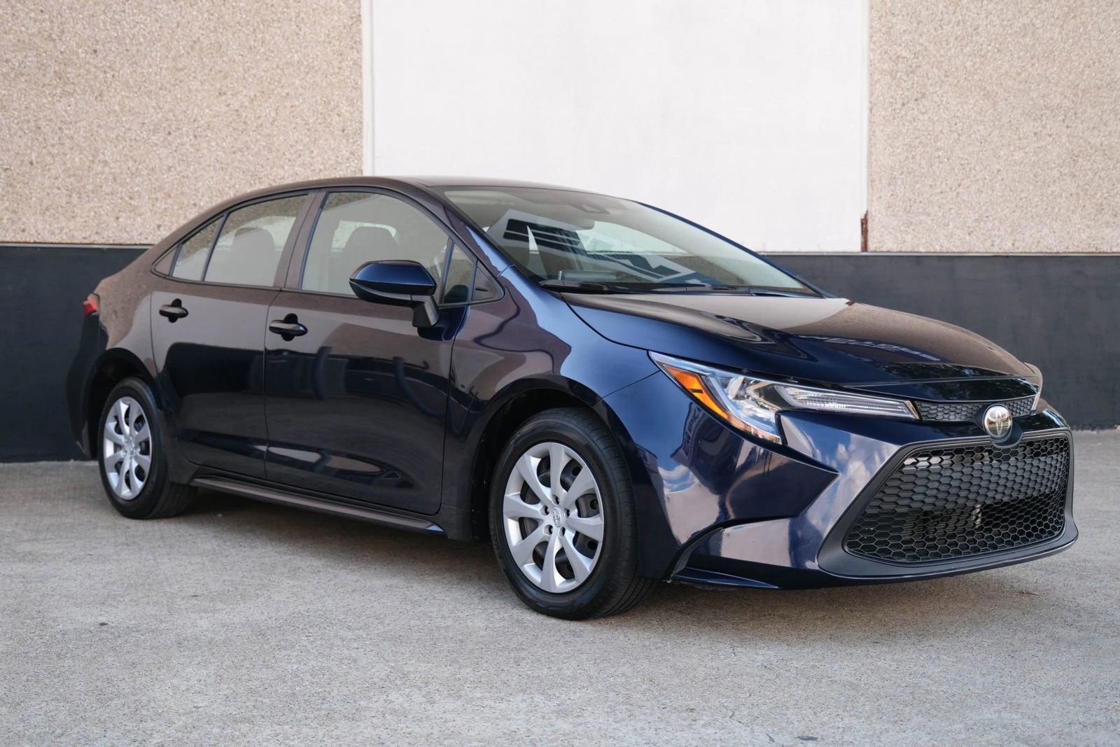 Used 2021 Toyota Corolla LE image 4