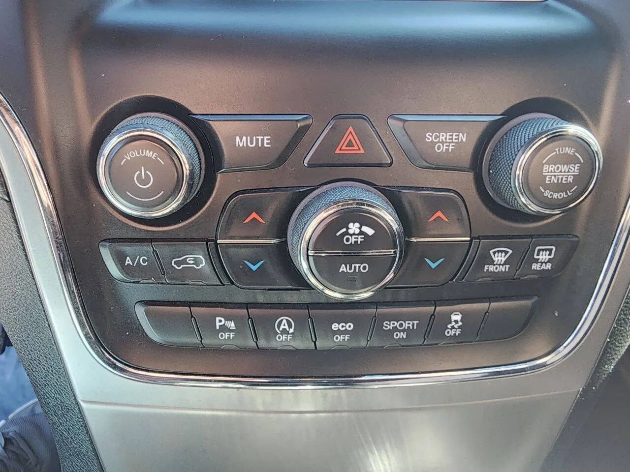 Used 2020 Jeep Grand Cherokee Laredo image 22