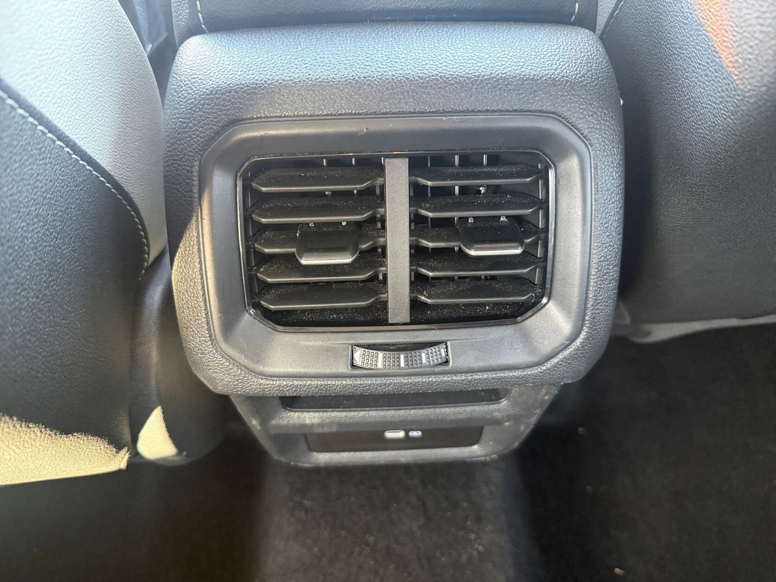 Used 2025 Volkswagen Taos SE AWD/4WD image 23
