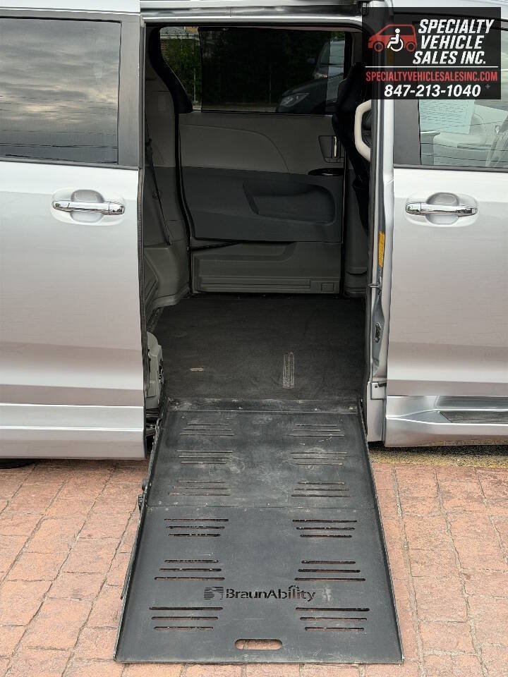 Used 2014 Toyota Sienna SE FWD image 12