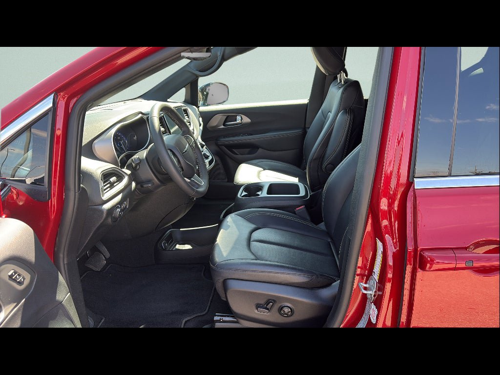 Used 2025 Chrysler Pacifica Select FWD image 40
