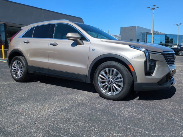 Used 2024 Cadillac XT4 Premium Luxury image 2