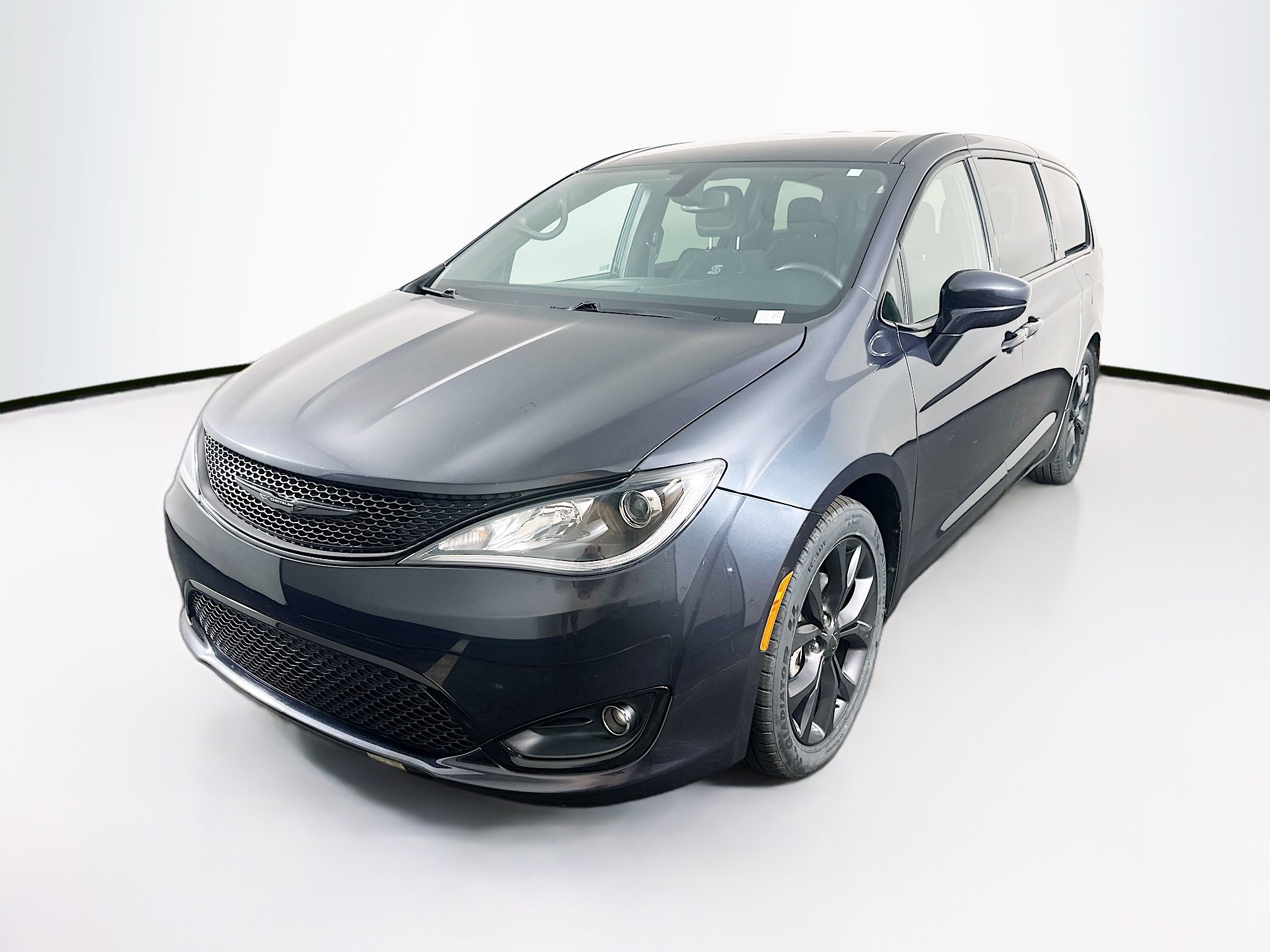 Used 2020 Chrysler Pacifica Touring w/ S Appearance Package FWD image 3