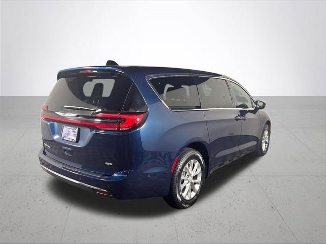 Certified 2025 Chrysler Pacifica Select AWD/4WD image 7