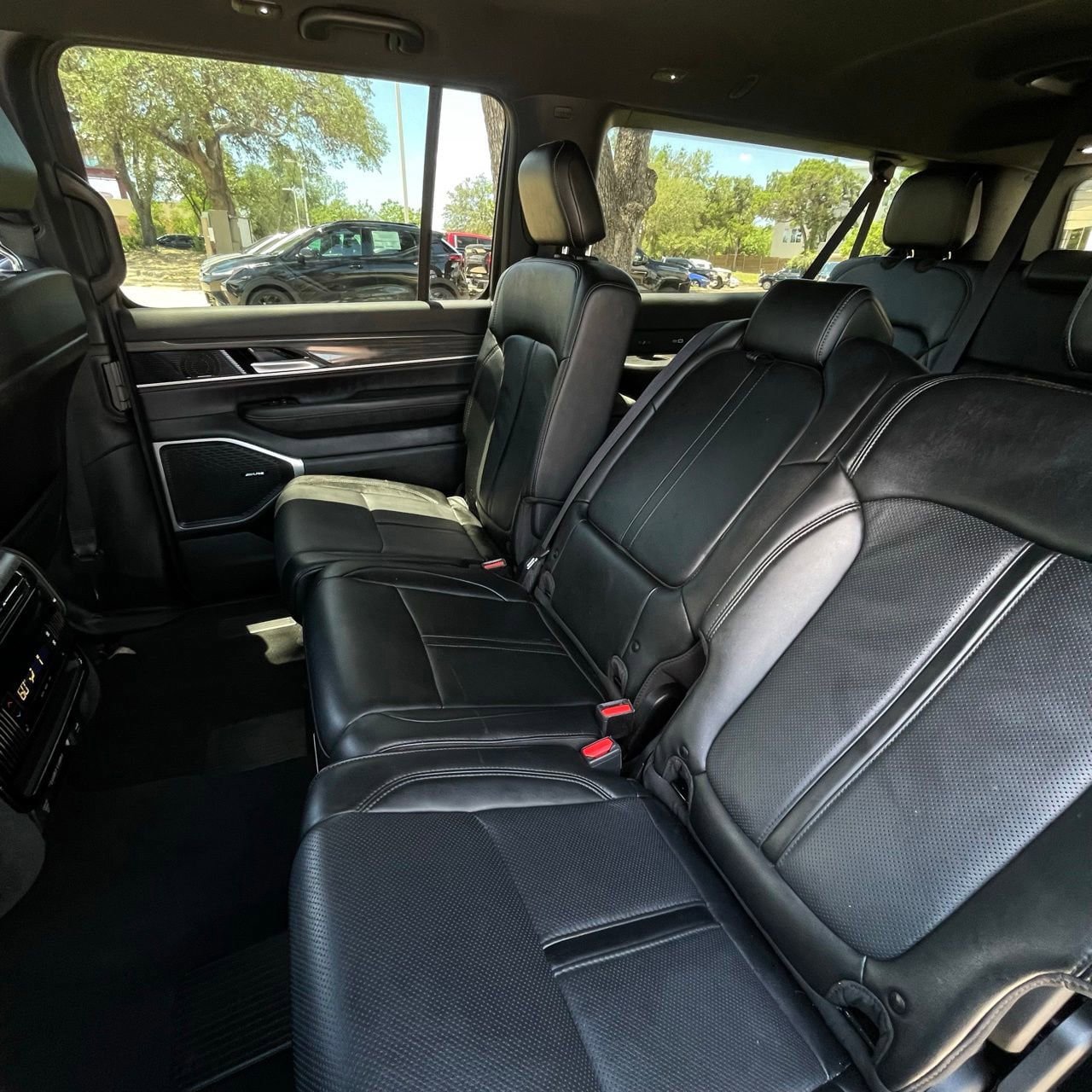 Used 2024 Jeep Wagoneer L Series II w/ Flexible Seating Group RWD image 22