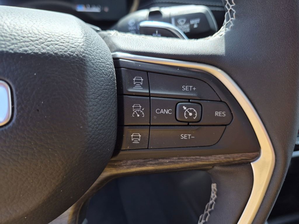 Used 2025 Jeep Grand Cherokee Limited image 18