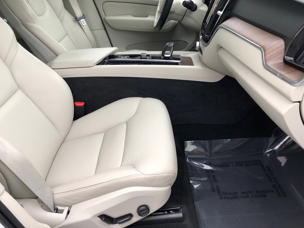 Used 2022 Volvo XC60 B5 Momentum AWD/4WD image 25