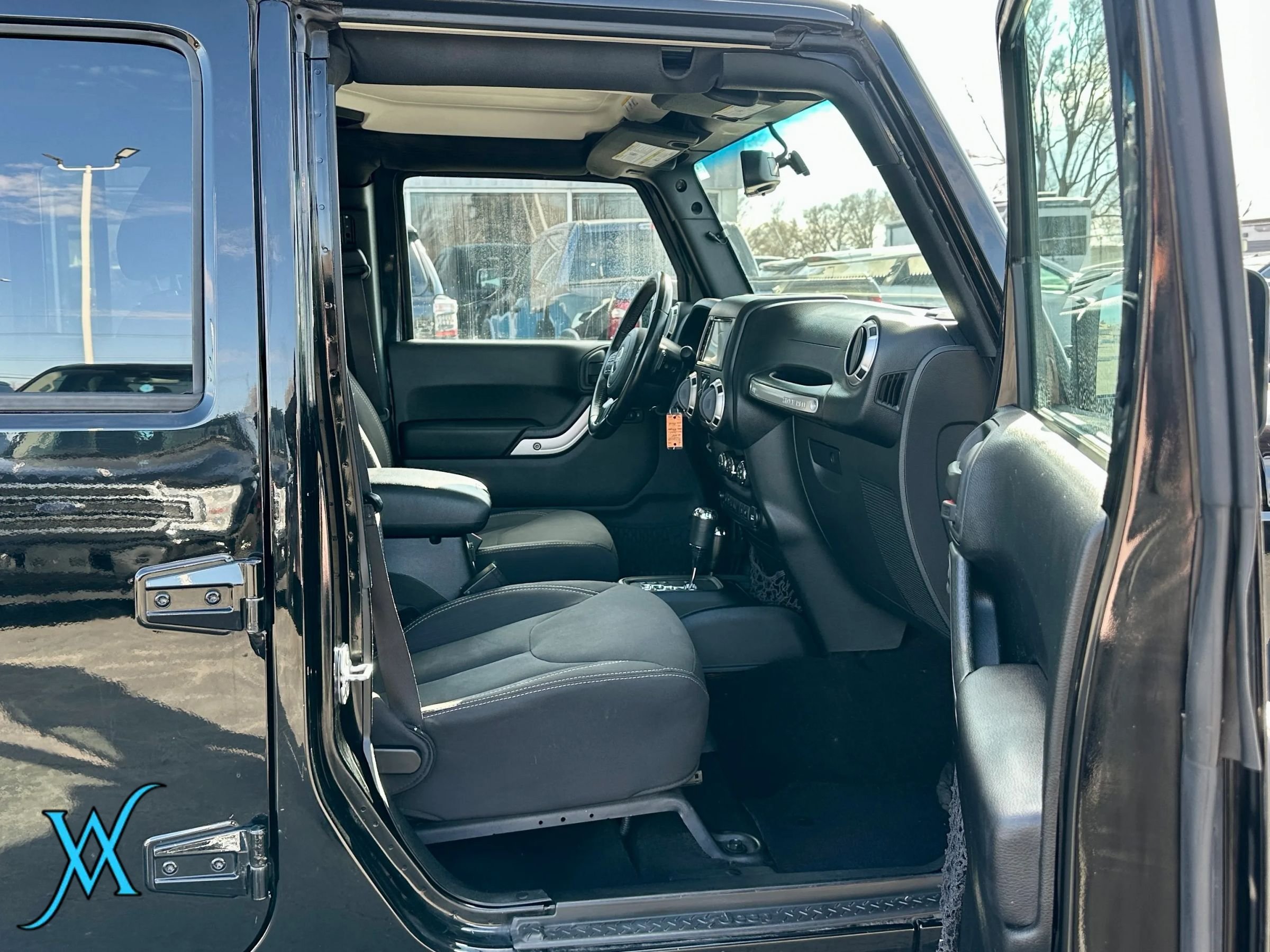 Used 2018 Jeep Wrangler Unlimited Sahara w/ Connectivity Group AWD/4WD image 17
