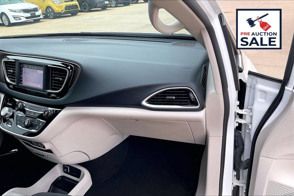 Used 2023 Chrysler Voyager LX FWD image 15