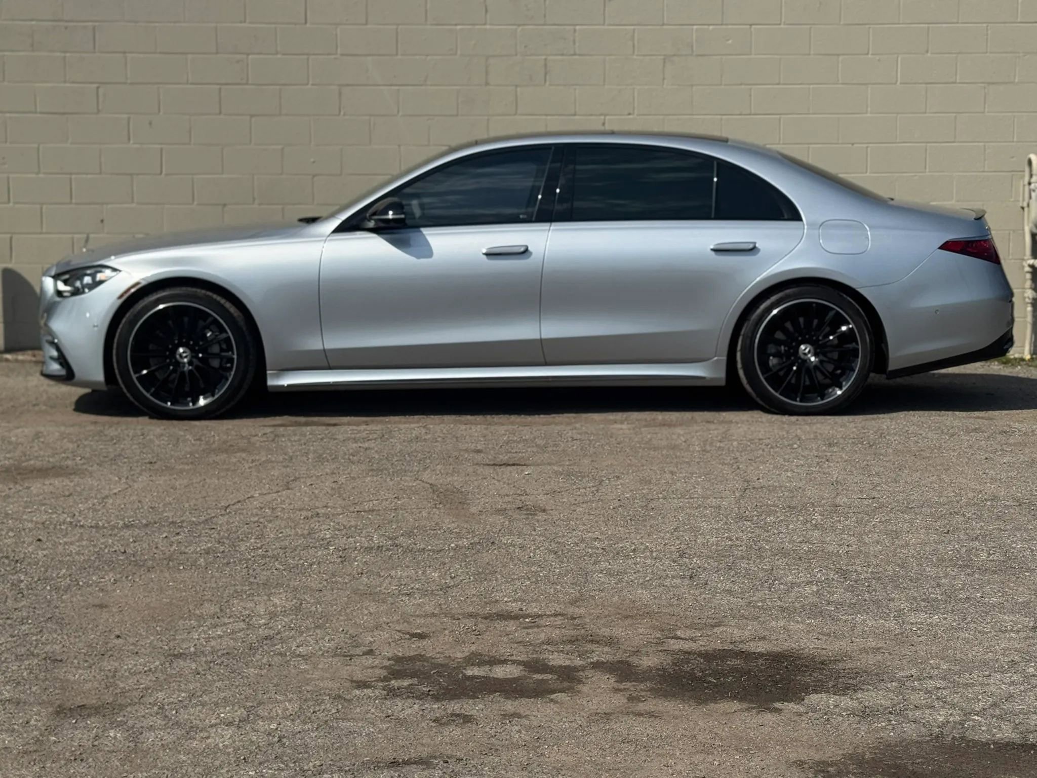 Used 2023 Mercedes-Benz S 580e 4MATIC Sedan w/ AMG Line image 2